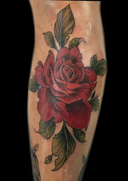 Neo- Traditional Rose farbiges Tattoo
